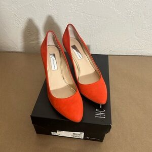 Cute suede tangerine pump